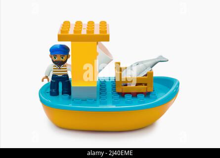 2021: LEGO Konstruktor Friends Serie, Kapitän Seawolf mit einem Trophäenfisch Stockfoto