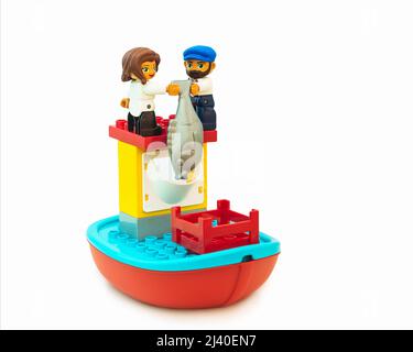 2021: LEGO Konstruktor Friends Serie, Sea Wolf und Sea Boy mit einem Trophäenfisch Stockfoto