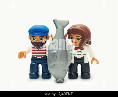 2021: LEGO Konstruktor Friends Serie, Sea Wolf und Sea Boy mit einem Trophäenfisch Stockfoto