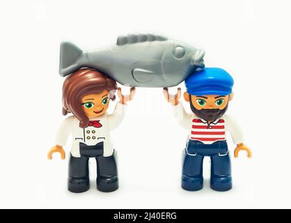 2021: LEGO Konstruktor Friends Serie, Sea Wolf und Sea Boy mit einem Trophäenfisch Stockfoto