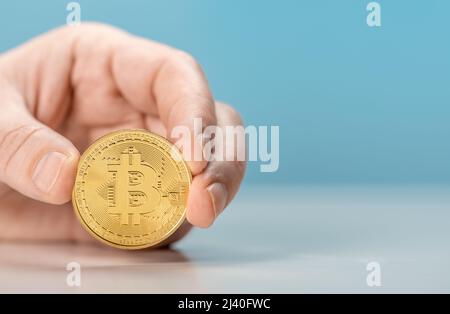 Hand halten Golden Bitcoin Investmentmarkt Trend Finanzwelt Kryptowährung und Technologie. Kryptowährung, Bitcoin. BTC, Bitcoin. Blockchain te Stockfoto