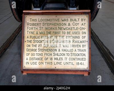 Bras-Platte, die die Geschichte von Locomotion No. 1 zeigt eine sehr frühe Dampfmaschine, die 1825 für die Stockton und Darlington Railway gebaut wurde und jetzt im National Rai liegt Stockfoto