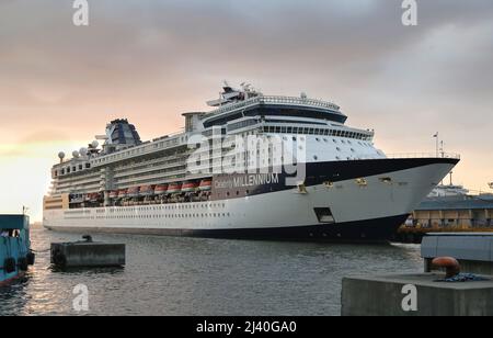 Kreuzfahrtschiff Celebrity Millennium beleuchtet im Hafen von Manila Bay, Philippinen Tourismus, Asien-Pazifik Premium Kreuzfahrten, Hafenkrane, Hafen Stockfoto