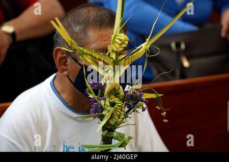 Nicht exklusiv: MEXIKO-STADT, MEXIKO - 10. APR 2022: Gemeindemitglieder nehmen an der Palmsonntagsmesse in der Metropolitan Cathedral Teil, um ihre Palmenarrangements zu segnen Stockfoto