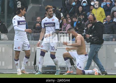 Neapel, Italien. 10. April 2022. Artur Cablar ( ACF Fiorentina ) freut sich mit den Comagni nach dem Tor während der Serie A 2021/22 Spiel zwischen SSC Napoli und ACF Fiorentina im Diego Armando Maradona Stadium Kredit: Independent Photo Agency/Alamy Live News Stockfoto