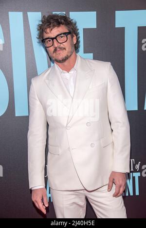 NEW YORK, NEW YORK - 10. APRIL: Pedro Pascal nimmt am 10. April 2022 in New York City am Regal Essex Crossing an der New Yorker Vorführung zum Thema „das unerträgliche Gewicht massiver Talente“ Teil. Stockfoto