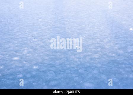 Natürliche Eisstruktur, gefrorener See als Hintergrund. Stockfoto