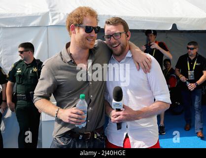 Datei Foto vom 11/05/16 von Prinz Harry (links) im Gespräch mit JJ Chalmers während der Invictus Games 2016 bei ESPN Wide World of Sports in Orlando, Florida. Ausgabedatum: Montag, 11. April 2022. Stockfoto