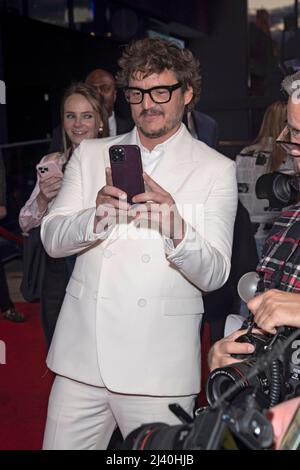 NEW YORK, NEW YORK - 10. APRIL: Pedro Pascal nimmt am 10. April 2022 in New York City am Regal Essex Crossing an der New Yorker Vorführung zum Thema „das unerträgliche Gewicht massiver Talente“ Teil. Stockfoto