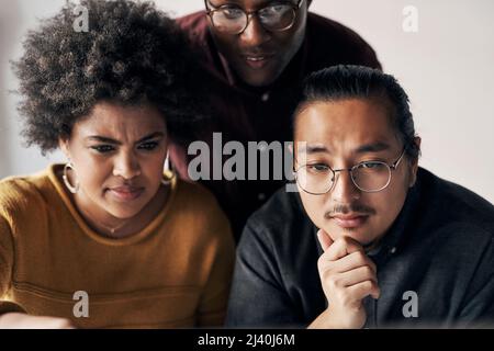 Manchmal braucht es mehr als zwei Köpfe für bessere Ideen. Eine Aufnahme einer Gruppe junger Geschäftsleute, die im Büro sitzen und zusammenarbeiten Stockfoto