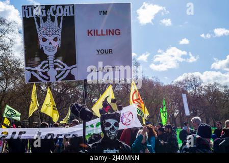 Extinction Rebellion Protestierende startenden in London ab dem 9. April 2022 eine Phase ziviler Störungen. King Coal Plakat, Tötung des Planeten Zeichen Stockfoto