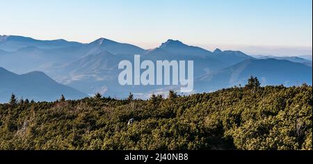 Östlicher Teil der Mala Fatra Berge mit Stoh und Velky Rozsutec Hügel von Velky Choc Hügel in Chocske vrchy Berge in der Slowakei während schöne Stockfoto