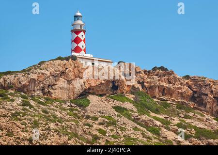 Malerischer Leuchtturm auf der Insel Cabrera, Balearen-Archipel. Mittelmeerküste. Spanien Stockfoto