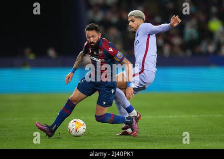 Valencia, Spanien. 10. April 2022. Jose Luis Morales von Levante UD und Ronald Araujo vom FC Barcelona während des La Liga-Spiels zwischen Levante UD und FC Barcelona spielten am 10. April 2022 im Ciutat de Valencia Stadium in Valencia, Spanien. (Foto von Colas Buera/PRESSINPHOTO) Credit: PRESSINPHOTO SPORTS AGENCY/Alamy Live News Stockfoto