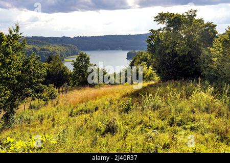 Panoramablick auf den See Jezioro Ostrzyckie mit Waldufer vom Jastrzebia Gora Hawk Mountain in Ostrzyce Dorf Kaschubia in Pommern r Stockfoto