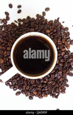 Gemahlene Kaffeebohnen und frisch gebrühter heißer Filterkaffee in der Tasse Stockfoto