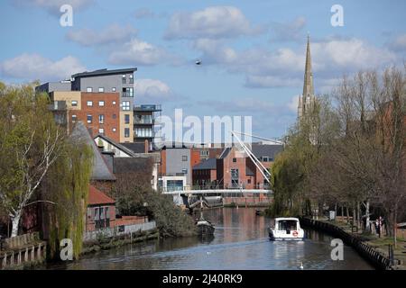 Norwich, Großbritannien. 10. April 2022. Ein Ausflugsboot auf dem Fluss Wensum an einem sonnigen Tag in Norwich, Norfolk. Kredit: Paul Marriott/Alamy Live Nachrichten Stockfoto