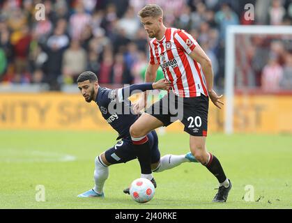 London, England, 10.. April 2022. Kristoffer Ajer von Brentford und Saïd Benrahma von West Ham United fordern den Ball während des Premier League-Spiels im Brentford Community Stadium, London. Bildnachweis sollte lauten: Paul Terry / Sportimage Stockfoto