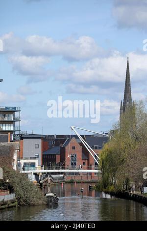 Norwich, Großbritannien. 10. April 2022. Ein Paddelboot am Fluss Wensum an einem sonnigen Tag in Norwich, Norfolk. Kredit: Paul Marriott/Alamy Live Nachrichten Stockfoto