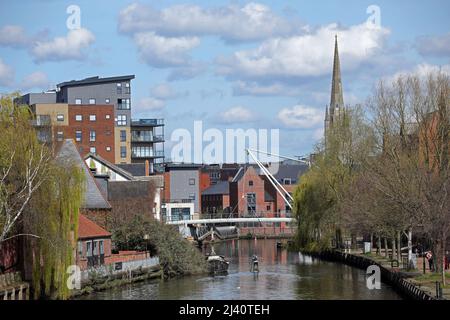 Norwich, Großbritannien. 10. April 2022. Ein Paddelboot am Fluss Wensum an einem sonnigen Tag in Norwich, Norfolk. Kredit: Paul Marriott/Alamy Live Nachrichten Stockfoto