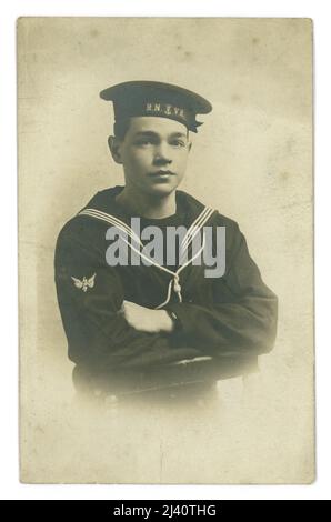 Postkarte aus der Zeit WW1, im Studio eines gut aussehenden jungen Radiobetreibers, möglicherweise noch ein Teenager, der in der britischen Marine Dienst. Auf seiner Mütze steht R.N.V.R. (Royal Naval Volunteer Reserve) und auf seinem Ärmel befindet sich ein Funkerabzeichen. Die Postkarte datiert vom 4.. April 1917. GROSSBRITANNIEN Stockfoto