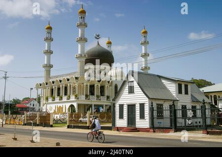 Die Ahmadiyya Anjuman Isha’at Islam Moschee ist das Hauptquartier der Ahmadiyya-Bewegung zur Verbreitung des Islam in Lahore in Paramaribo in Suriname Stockfoto