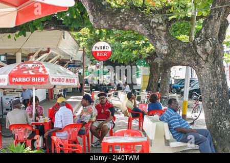 Surinam, Paramaribo - entlang des Flusses Suriname gibt es eine Promenade mit vielen Terrassen zum Sitzen, einen Drink zu genießen und den Blick auf den Fluss zu genießen. Stockfoto