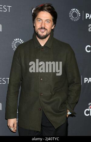 LOS ANGELES - APR 10: Lucas Bravo beim PaleyFEST - Emily in Paris im Dolby Theater am 10. April 2022 in Los Angeles, CA Stockfoto