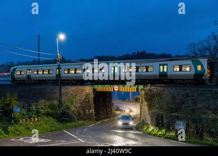 Rushbrooke, Cork, Irland. 11.. April 2022. Ein Zug vom Bahnhof Kent fährt am frühen Morgen über eine Brücke nach Cobh in Rushbrooke, Co. Cork, Irland. - Credit; David Creedon / Alamy Live News Stockfoto