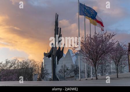 Winkende Fahnen: Polen, EU und Ukraine auf dem Solidaritätsplatz in Stettin Stockfoto