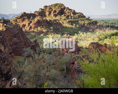 Zerklüfteter Quarzsandstein und konglomerat karstige Aufschlüsse im Mirima National Park, East Kimberley Stockfoto