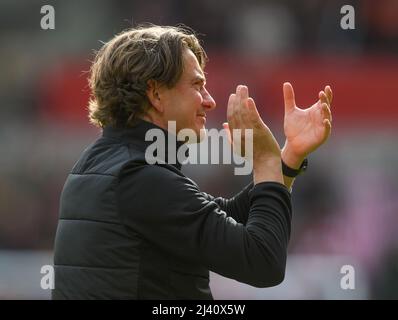 London, Großbritannien. 10. April 2022. 10. April 2022 - Brentford gegen West Ham United - Premier League - Brentford Community Stadium Head Coach Thomas Frank applaudiert den Brentford-Fans nach dem Spiel gegen West Ham Bildnachweis: Credit: Mark Pain/Alamy Live News Stockfoto