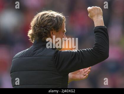 London, Großbritannien. 10. April 2022. 10. April 2022 - Brentford gegen West Ham United - Premier League - Brentford Community Stadium Head Coach Thomas Frank applaudiert den Brentford-Fans nach dem Spiel gegen West Ham Bildnachweis: Credit: Mark Pain/Alamy Live News Stockfoto