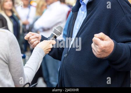 Journalist macht Medien oder Vox Pop Interview mit unkenntlich Person Stockfoto
