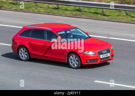 2010 roter Audi A4 TDI S Line Special Edition 1968cc Diesel 6-Gang-Schaltgetriebe; Fahrt auf der britischen Autobahn M61 Stockfoto