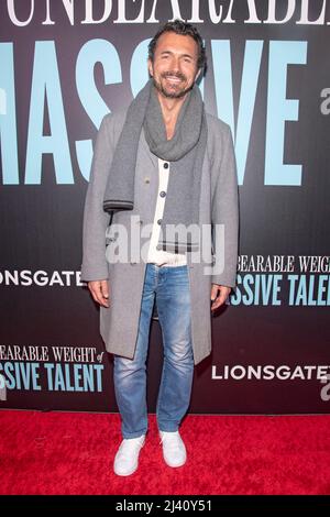 New York, Usa. 10. April 2022. William Abadie nimmt an der New York Screening-Vorführung „The Unertraable Weight of Massive Talent“ bei Regal Essex Crossing in New York City Teil. Kredit: SOPA Images Limited/Alamy Live Nachrichten Stockfoto