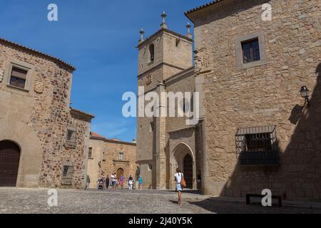 Cáceres Spanien - 09 12 2021: Fassade an der Kathedrale von Santa Maria, der Kathedrale von Santa María de Caceres, auf dem Platz der Heiligen Maria, plaza de Santa Mar Stockfoto