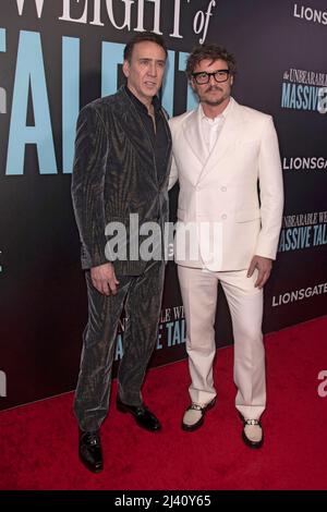New York, Usa. 10. April 2022. Nicolas Cage und Pedro Pascal nehmen an der New Yorker Vorführung „The Unertraable Weight of Massive Talent“ bei Regal Essex Crossing in New York City Teil. Kredit: SOPA Images Limited/Alamy Live Nachrichten Stockfoto