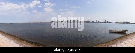 Luanda Angola - 10 13 2021: Ultra-Panoramablick auf die Innenstadt von Luanda, moderne Wolkenkratzer, Bucht, Hafen von Luanda, marginal und zentral Stockfoto