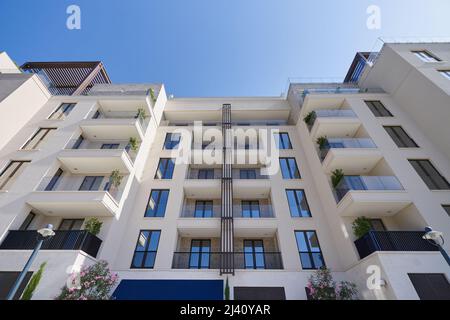 Modernes Luxus-Apartmentgebäude in einer europäischen Stadt Stockfoto