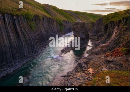 Studlagil Canyon im Osten Islands bei Sonnenuntergang Stockfoto