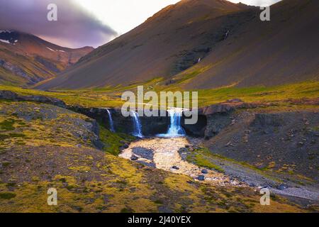 Skutafoss Wasserfälle in der Nähe von Hofn in Island bei Sonnenuntergang fotografiert Stockfoto