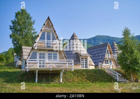 Schöne Bungalows mit Dachspitzen für Wanderer in den Bergen Stockfoto