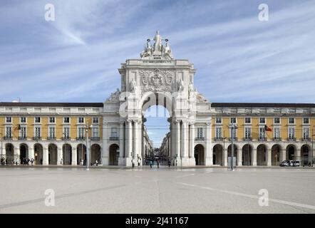 Vue sur la Place du Commerce a Lisbonne, situee dans le quartier de Baixa, sur la rive du Tage, construite a l’emplacement de l’ancien Palais Royal, d’ou le nom usuel Terrasse du palais (Terreiro do Paco), detruit par le tremblement de terre de Lisbonne de 1755. Lisbonne, Portugal. Stockfoto