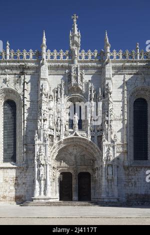 Vue sur le portail sud de l’eglise Sainte Marie du monastere des Hieronymites (Mosteiro dos Jeronimos), situe dans le quartier de Belem a Lisbonne, dont le chantier de l’Ensemble monumentale voulu par le roi Manuel 1er du Portugal (1469-1521) debüte en 1502, le portail est concu par Joao de Castilho (Vers 1470-Vers 1552), dont le typan represente la vie de Saint Jerome, l’Ensemble est inscrit sur la list du patrimoine mondial de l’UNESCO en 1983. Architektur religieuse de style manuelin dont les inspirations sont les Arts roman, gothique et mauresque. Lisbonne, Portugal. Stockfoto