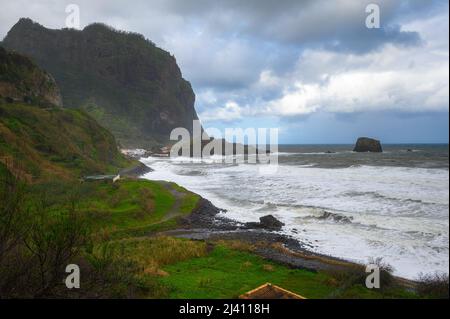 Küste und Klippen in der Nähe von Santana auf den Madeira-Inseln, Portugal Stockfoto