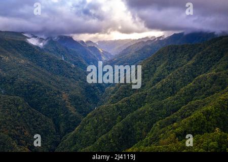 Luftaufnahme über die Berge von Zentral-Madeira, Portugal Stockfoto