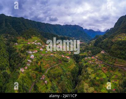 Luftaufnahme von Dörfern in den Bergen der Madeira-Inseln, Portugal Stockfoto