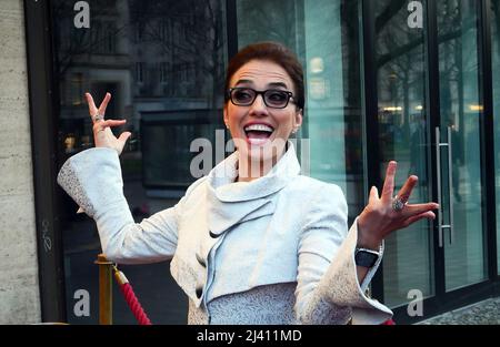 Berlin, Deutschland. 10. April 2022. Die Sopranistin Ermonela Jaho nahm bei der Premiere ihres Films FUOCO SACRO - SUCHE NACH dem HEILIGEN DES GESANGS im Kino Astor Film Lounge in Berlin Charlottenburg auf. Quelle: XAMAX/dpa/Alamy Live News Stockfoto