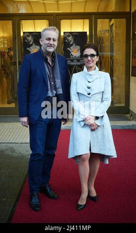 Berlin, Deutschland. 10. April 2022. Regisseur Jan Schmidt-Garre und Sopranistin Ermonela Jaho bei der Premiere ihres Films FUOCO SACRO - SUCHE NACH dem HEILIGEN DES GESANGS im Kino Astor Film Lounge in Berlin Charlottenburg. Quelle: XAMAX/dpa/Alamy Live News Stockfoto